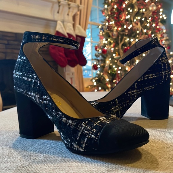 Slightly Worn Black Closed Toe Heel - Picture 1 of 4